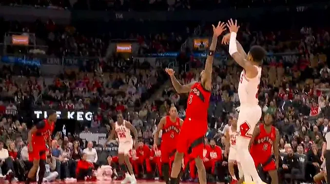 欢迎来到芝加哥！西蒙斯迎着莺歌的长臂命中公牛生涯首分